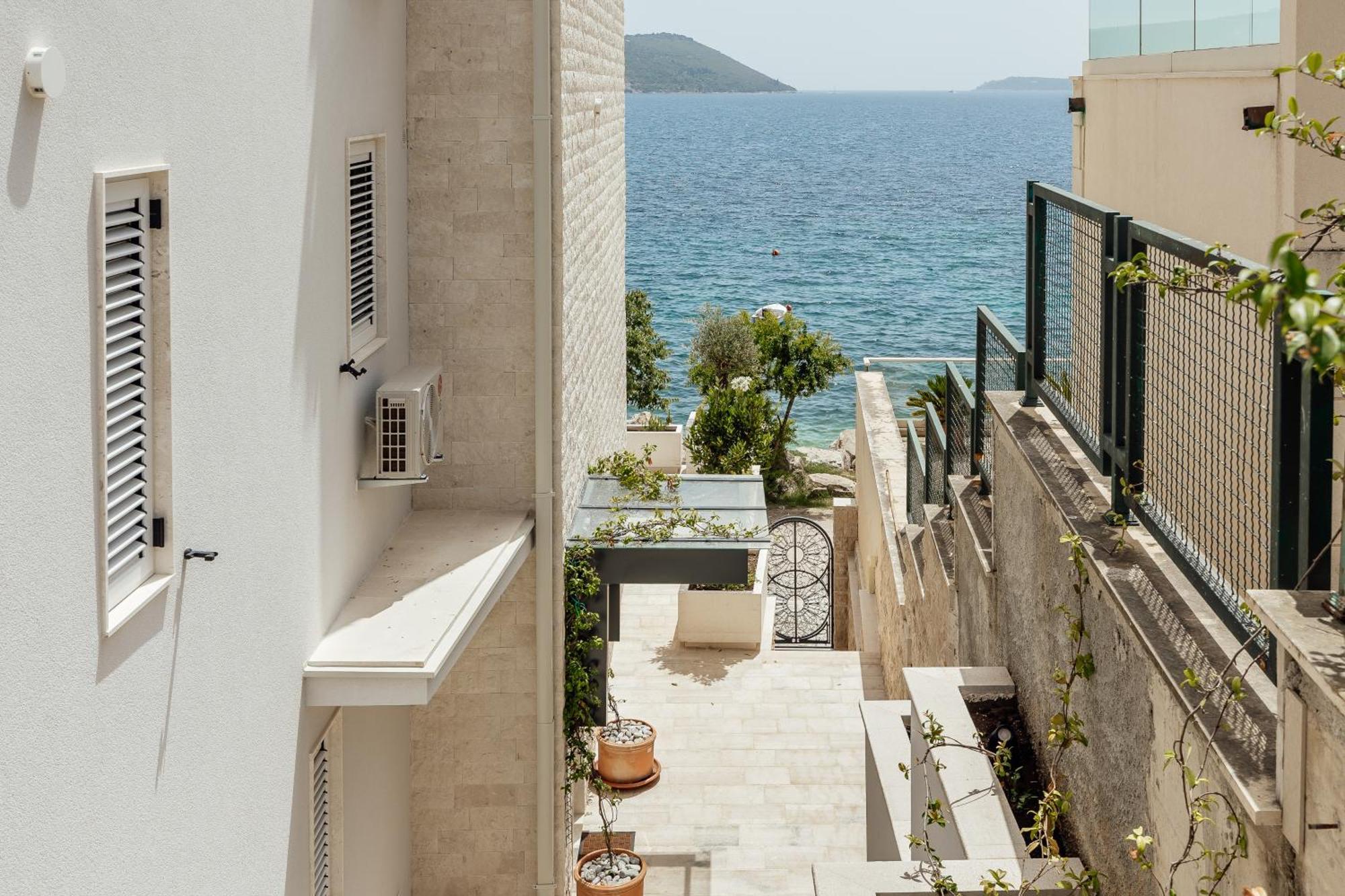 Savina Beachfront Oasis Herceg Novi Exterior photo